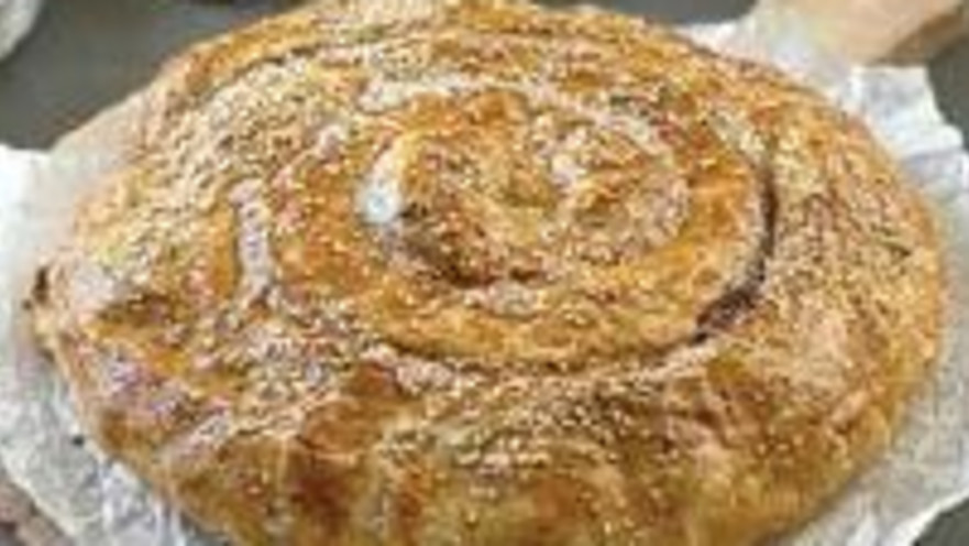 בורקס ענק של גבינות ועגבניות מיובשות