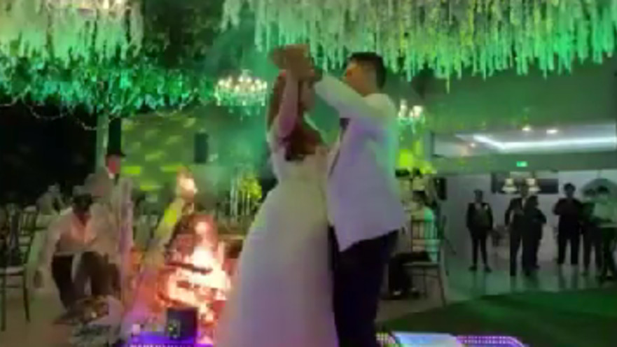 התפאורה עלתה באש - זה מה שעשה הזוג הטרי