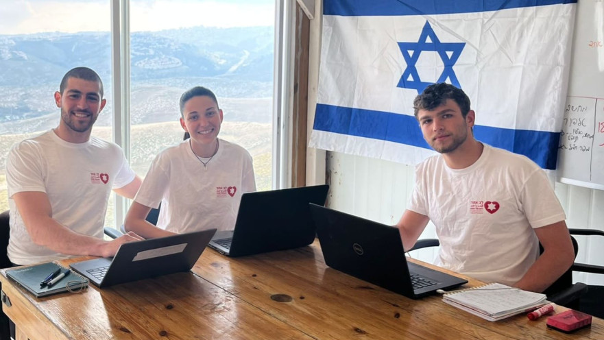 אורי גרייף וחבריה למכינת עין פרת