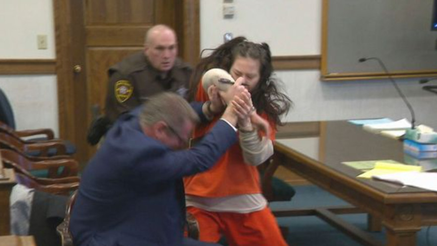 תקפה את עורך דינה בביתה המשפט