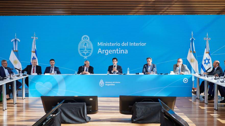 מימין לשמאל: השגריר אייל סלע, שר התשתיות גבריאל קטופודיס, שר הפנים אדוארדו דה פדרו, יצחק אהרונוביץ'