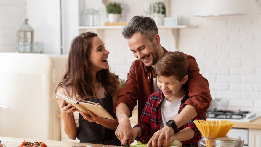 מחזקת את הקשרים המשפחתיים. ארוחה משפחתית
