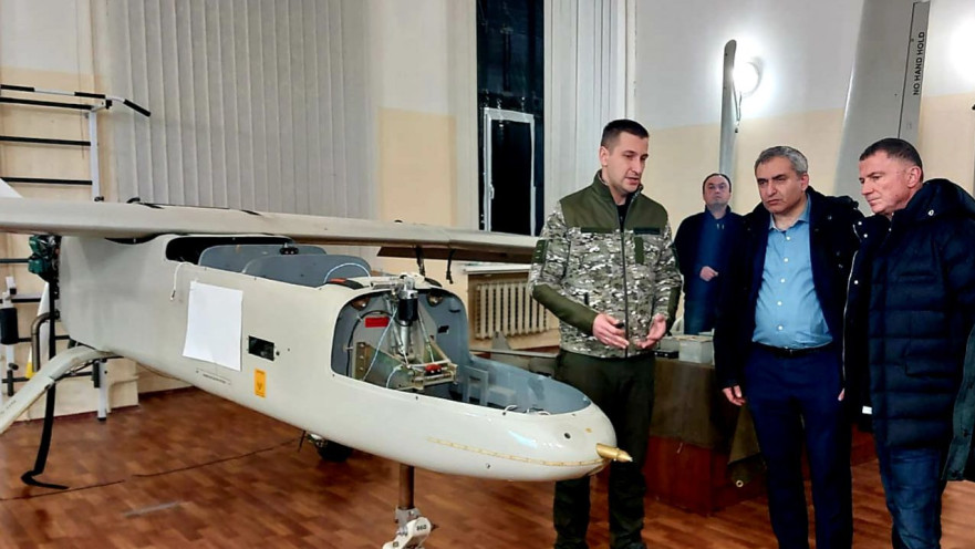 יולי אדלשטיין וזאב אלקין במהלך הביקור במעבדה באוקראינה