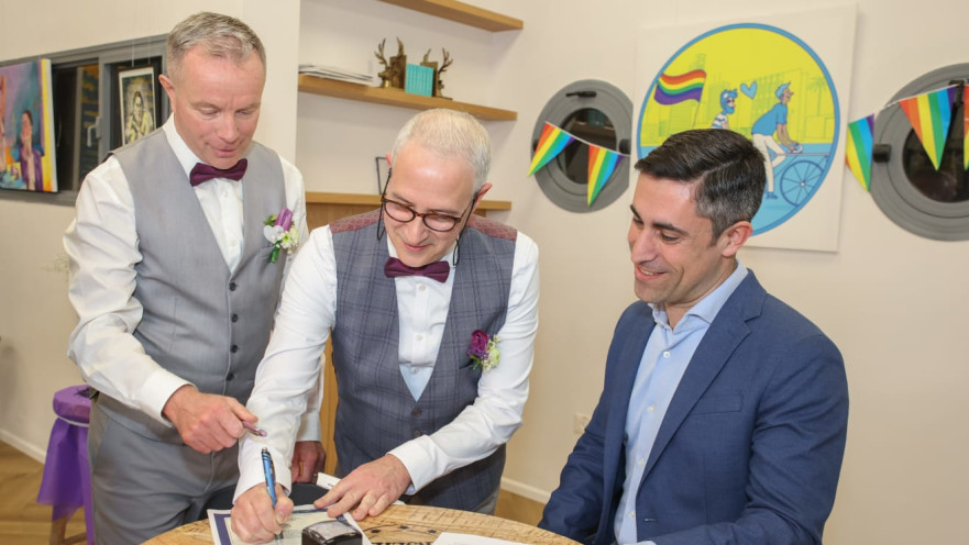 עו״ד חגי אלקלעי והזוג המאורס, יובל ראובני וסיימון ריגלי