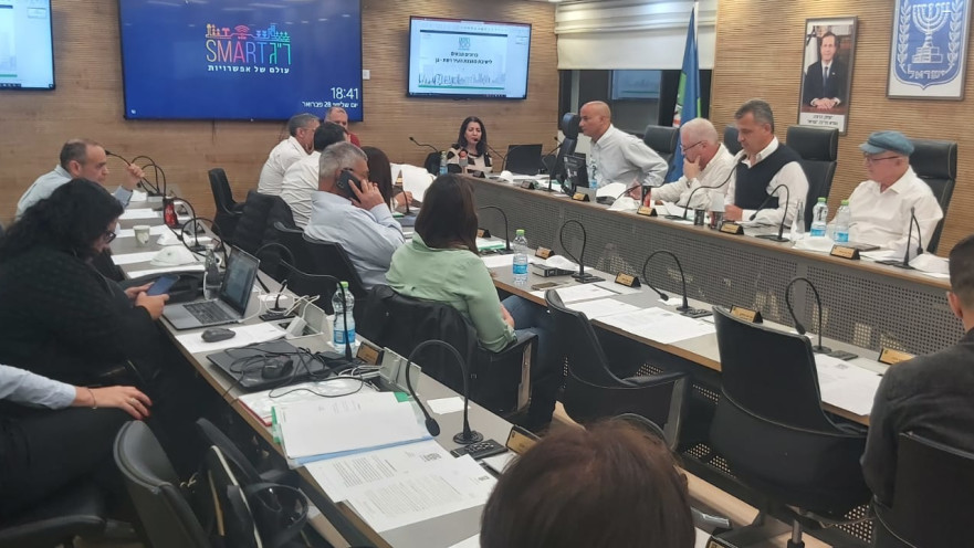 ישיבת המועצה ברמת גן. כיסאה של יעקב הוזז לפינת האולם