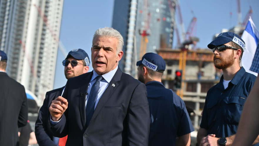 לפיד בהפגנה נגד הרפורמה בתל אביב