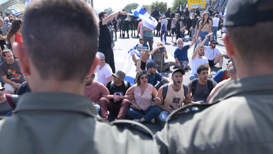 שוטרים ומפגינים נגד הרפורמה בתל אביב