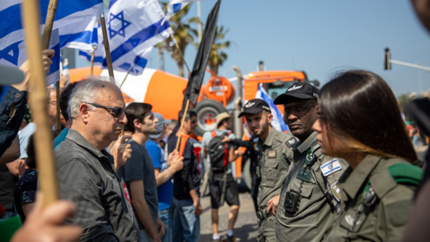 מפגינים נגד הרפורמה בחיפה