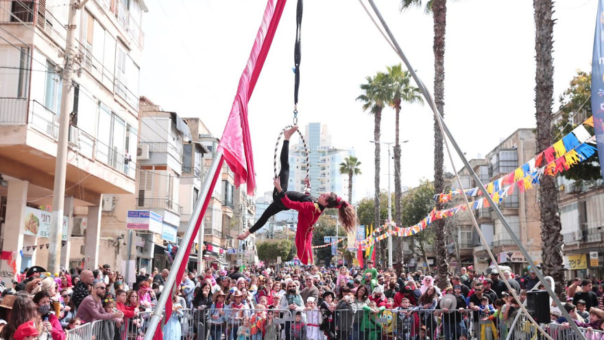 קרנבל פורים בגבעתיים. במהלך האירוע ייסגרו צירי תנועה באזור