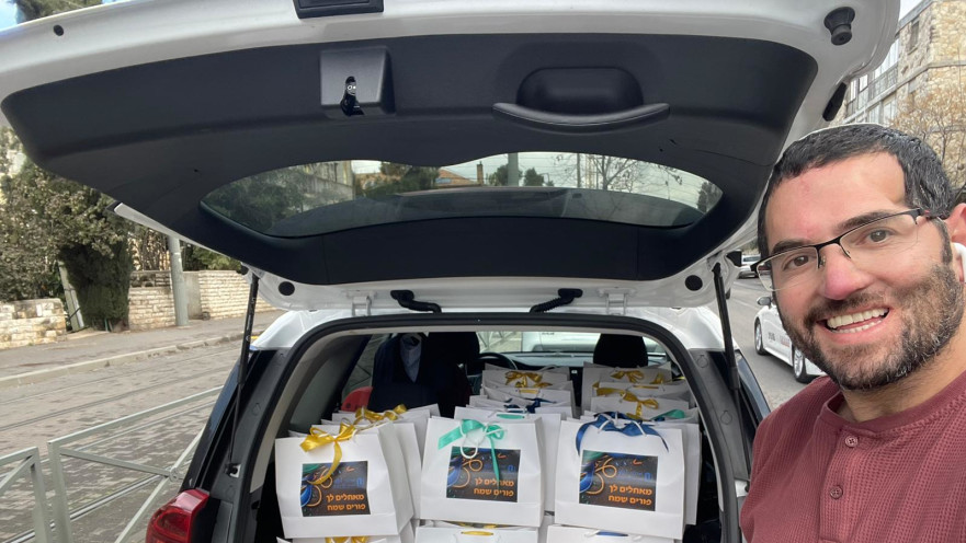 הפצוע מעופרת יצוקה מחלק משלוחי מנות לחיילים