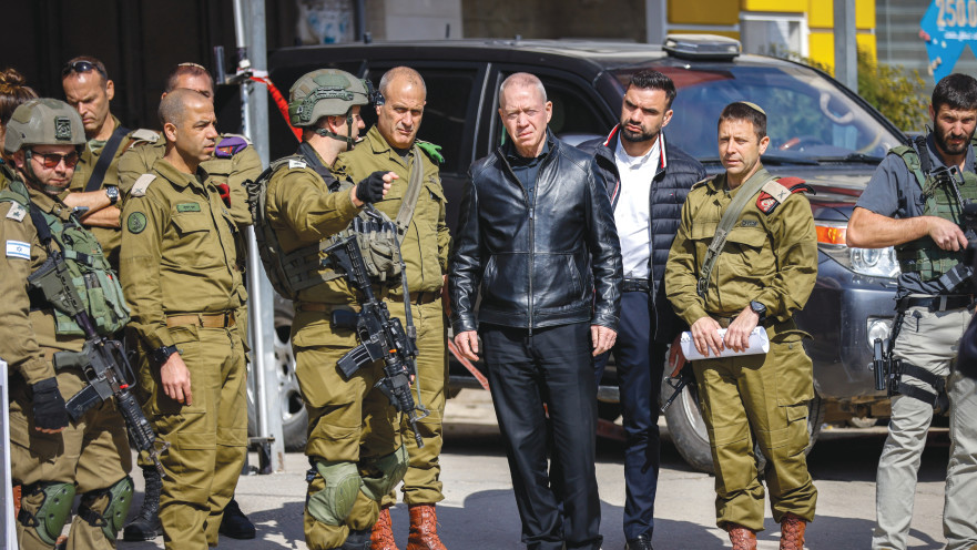 יואב גלנט בזירת פיגוע הירי בחווארה השבוע 