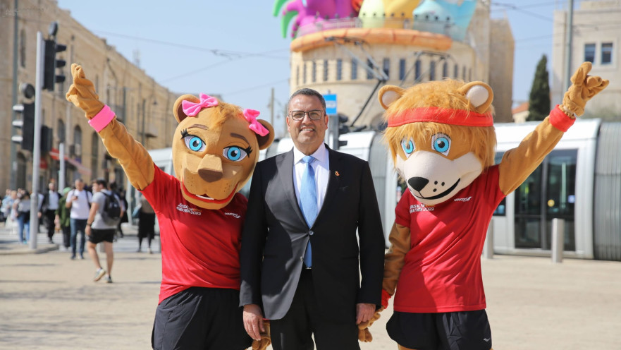 משה ליאון עם קמעות המרתון הקרוב 