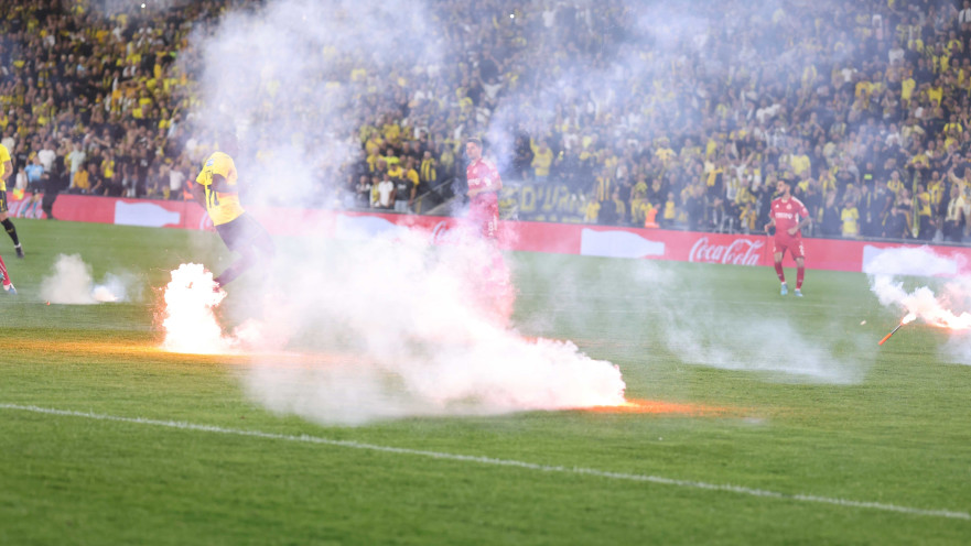 אבוקות במשחק של הפועל תל אביב נגד בית"ר ירושלים