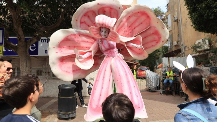 שמח ברחוב כצנלסון בגבעתיים. את המופע הנחתה דידה