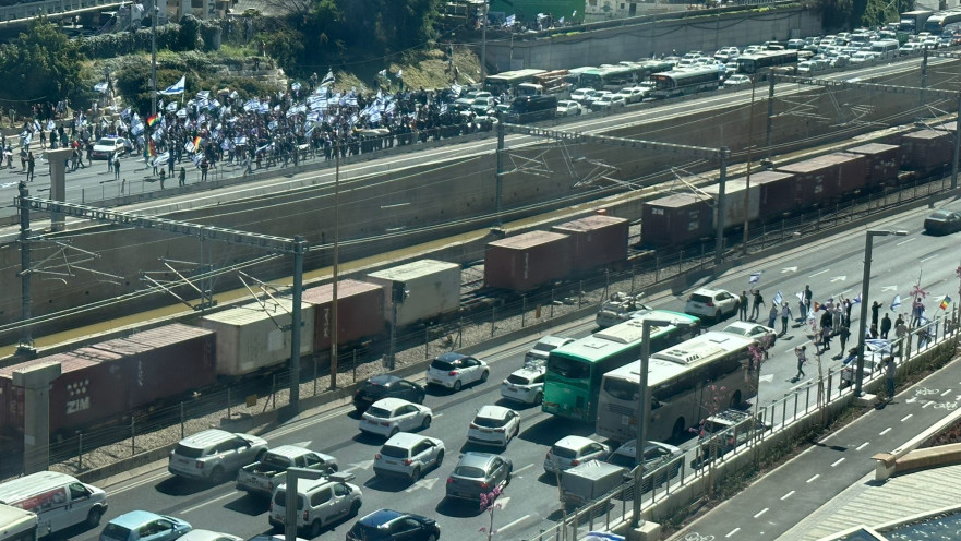 מפגינים נגד הרפורמה המשפטית חוסמים את נתיב איילון צפון