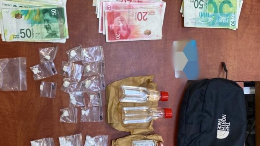 הממצאים שנתפסו בדירתו של החשוד. חשד לאחזקה והפצה של סמים
