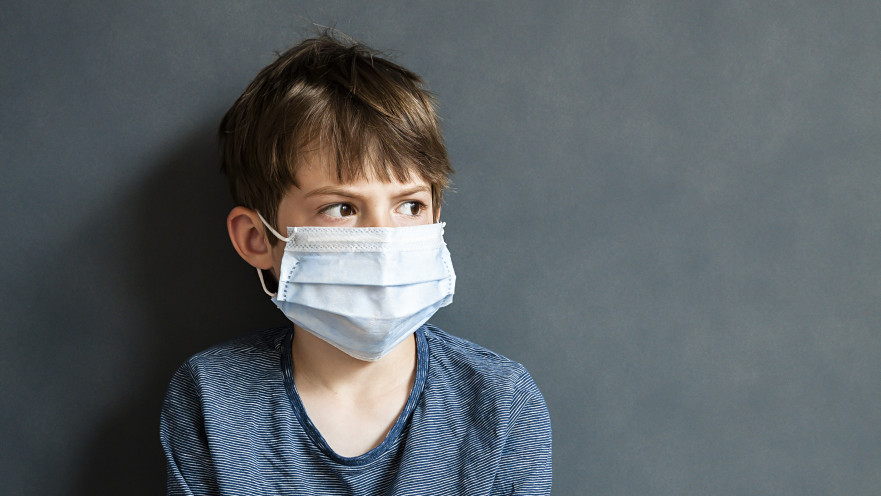 ילד עם מסיכה