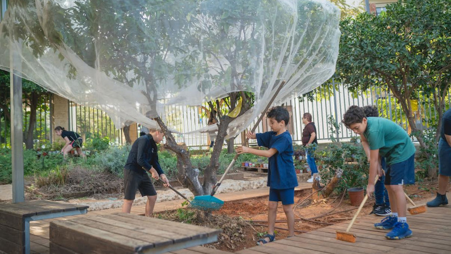 תלמידי גורדון בגינה הלימודית. "ההדים מדברים בעד עצמם"