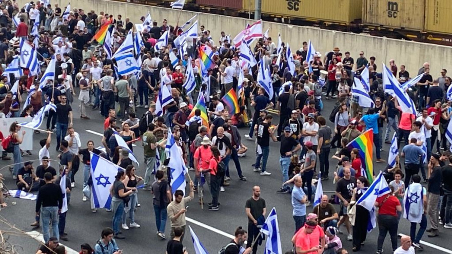 המפגינים נגד הרפורמה המשפטית חוסמים את איילון