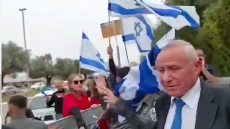 אבי דיכטר מותקף