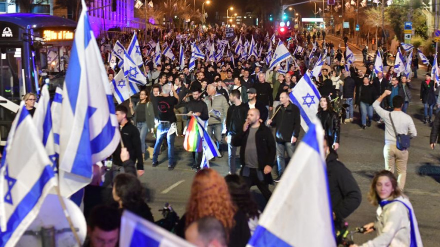 מפגינים חוסמים את איילון לאחר פיטורי גלנט