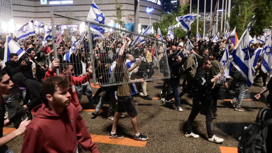 מפגינים נגד הרפורמה בתל אביב