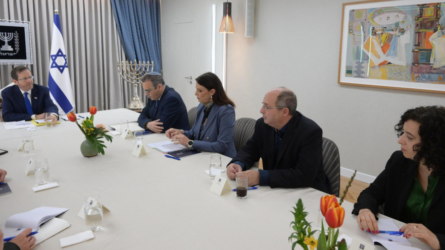 יצחק הרצוג בפגישה עם נציגים מטעם סיעת העבודה