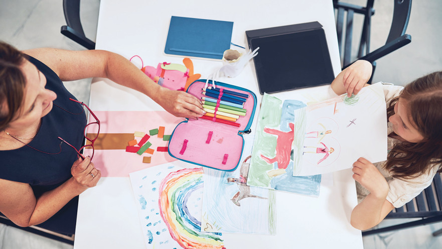 סייעת לילדה על הרצף