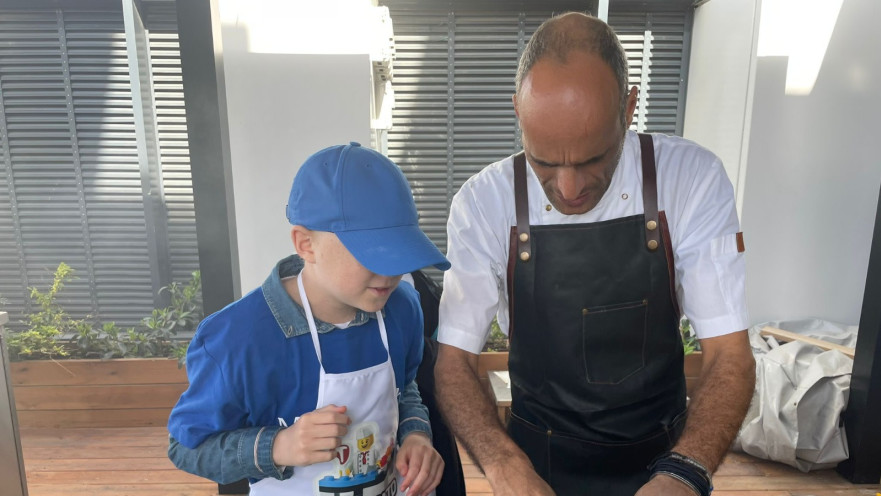 אמיר והשף והיועץ הקולינרי נועם בסון