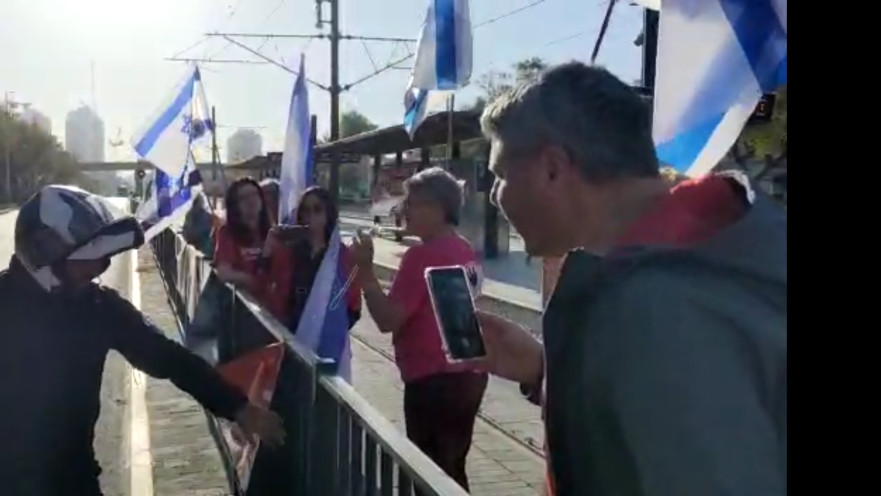 פקח העירייה תולש שלטים סמוך לתחנת דנקנר. "מעשה חמור ומסוכן"