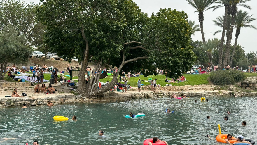 מטיילים בגן השלושה  