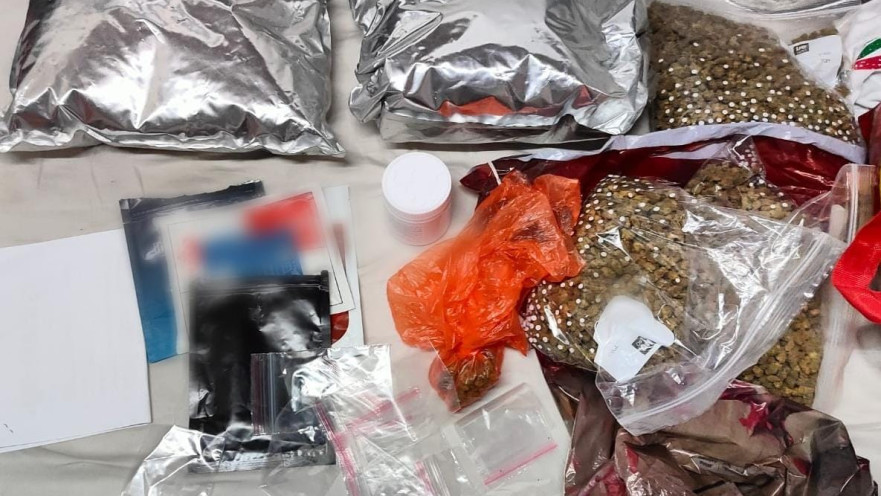 הסמים שנתפסו בביתו של החשוד. מספר רב של עסקאות בכמויות גדולות