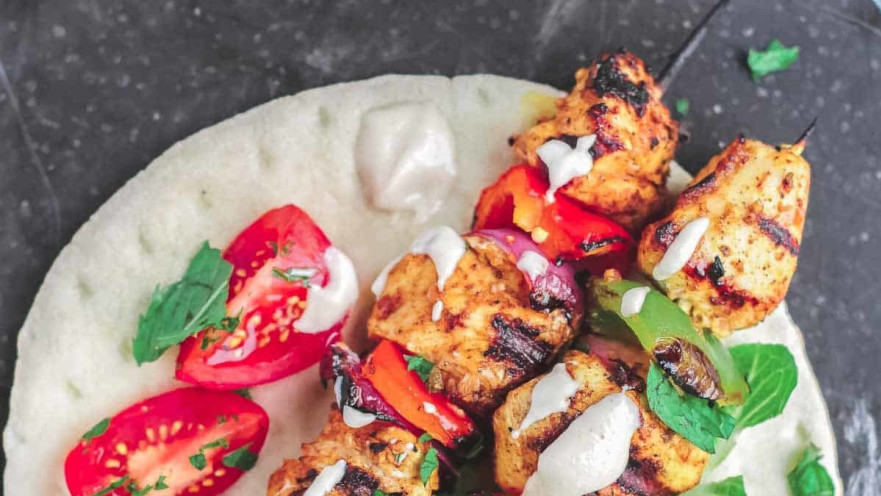 שים לי איזה שיפוד בפיתה