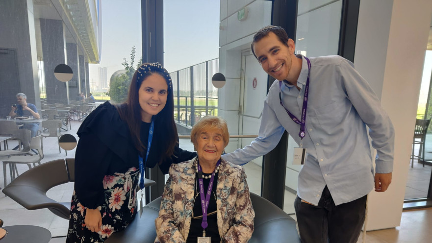 בתמונה (מימין לשמאל): בועז סילברמן, נכדה של רינה, רינה קווינט ושירה סילברמן, אשתו ועובדת אינטל