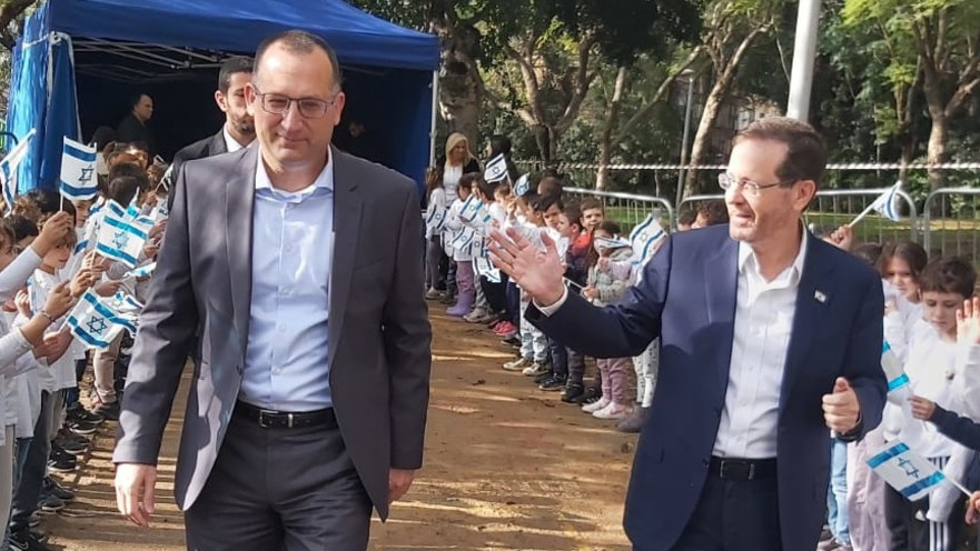 קוניק, לצד נשיא המדינה. "אני ראש העירייה של כולם"