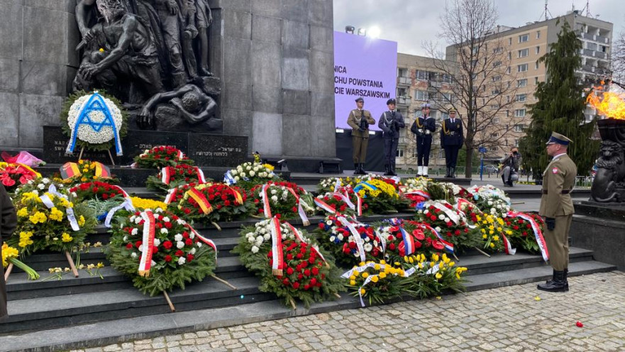 ערימות של זרים ליד האנדרטה להנצחת לוחמי מרד גטו ורשה