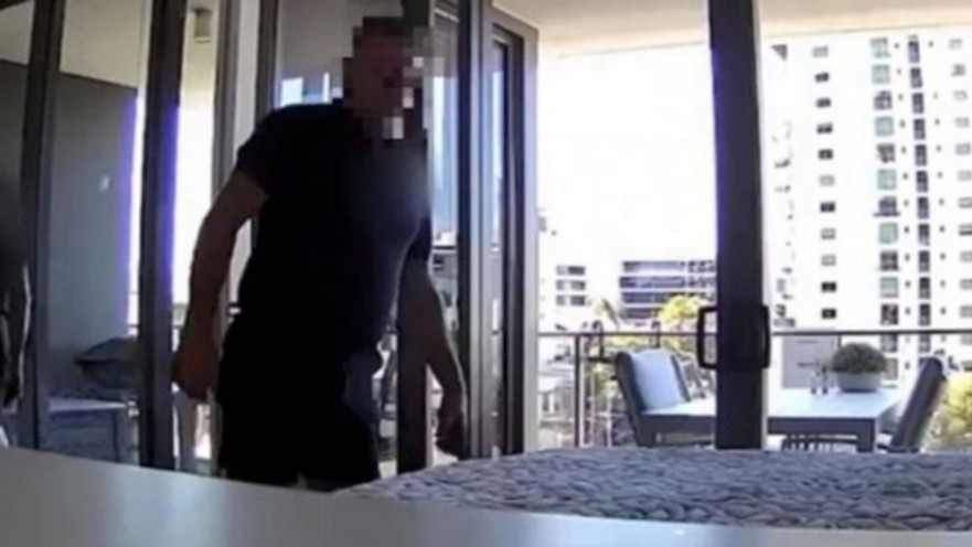 לקח מערוך מהמטבח והלך עמו לשירותים