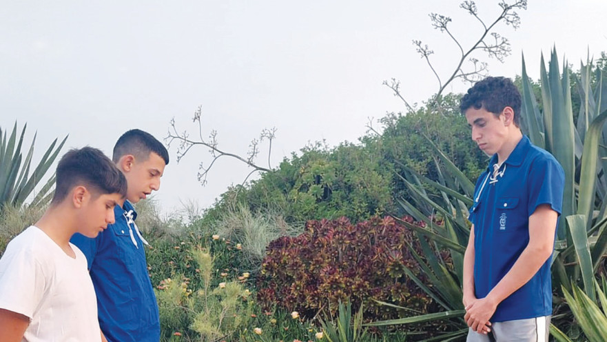 נר ודגל על אחד הקברים