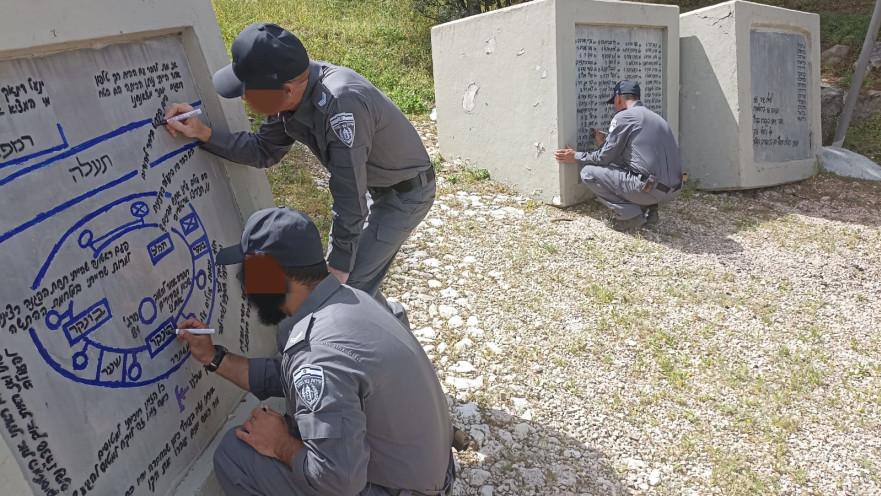 אסירים משפצים את האנדרטאות לזכר הנופלים