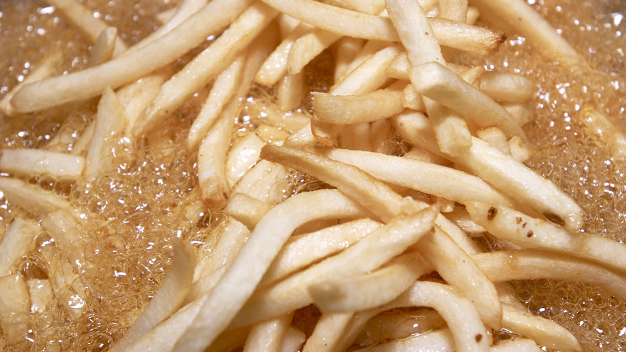 לא תאמינו מה קורה לצ'יפס במהלך הטיגון