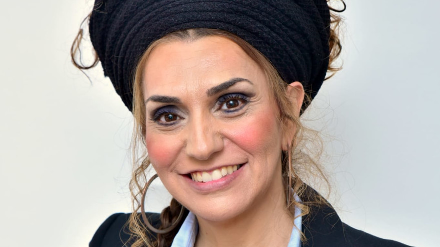 בן נאים. "מאמינה בחיבורים"