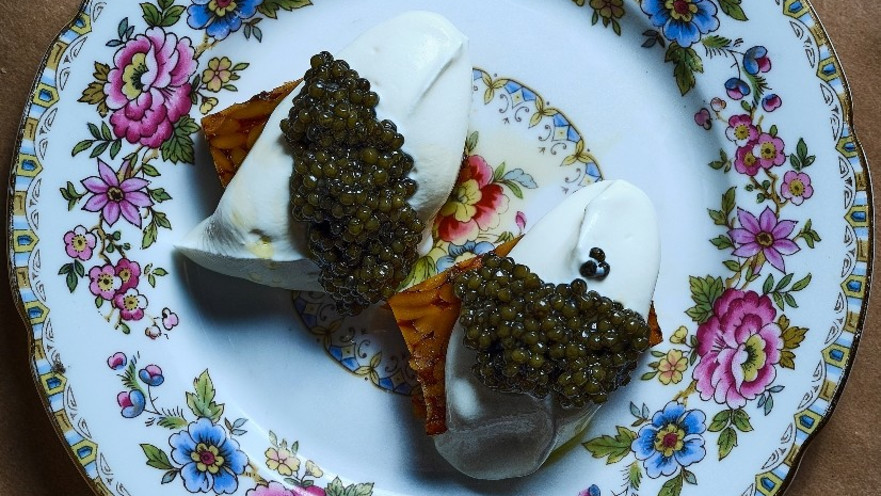 קיגל ירושלמי מלא בפלפל שחור שמנת חמוצה וקוויאר מקומי 