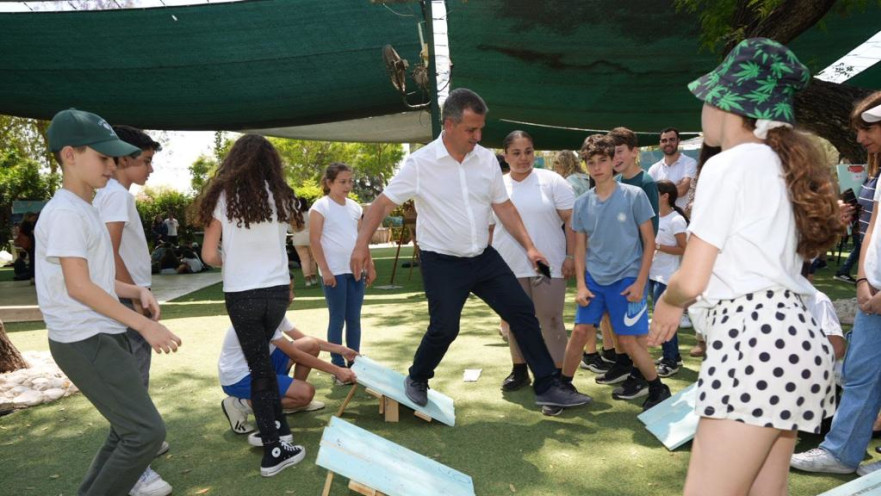 שאמה הכהן מדלג משלב לשלב. המתקנים נבנו מחומרים ממוחזרים