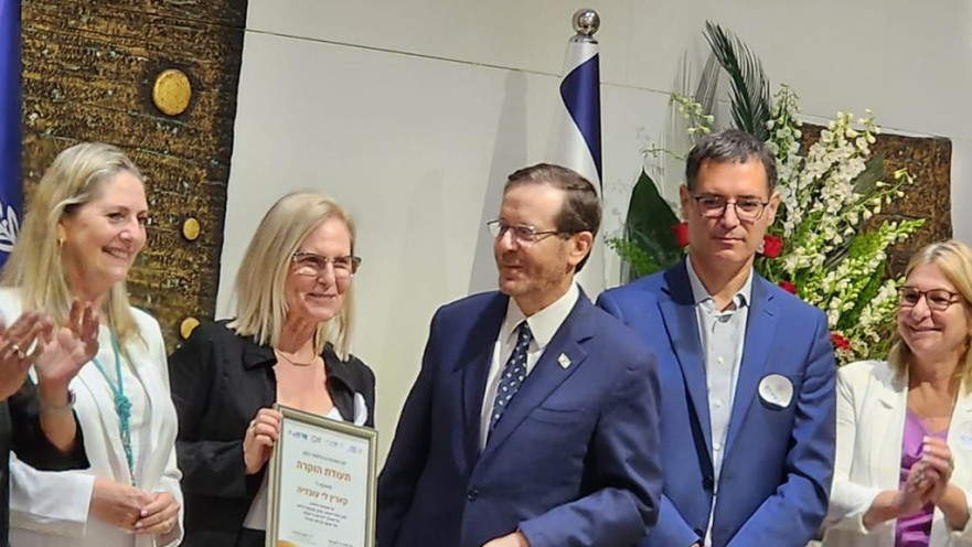 קארין לי עובדיה מקבלת את אות ההוקרה מנשיא המדינה