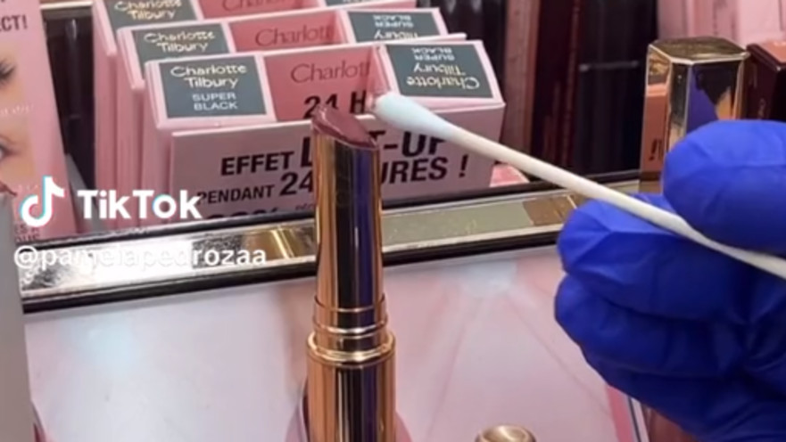 גידולי חיידקים מבחילים בטסטרים של איפור