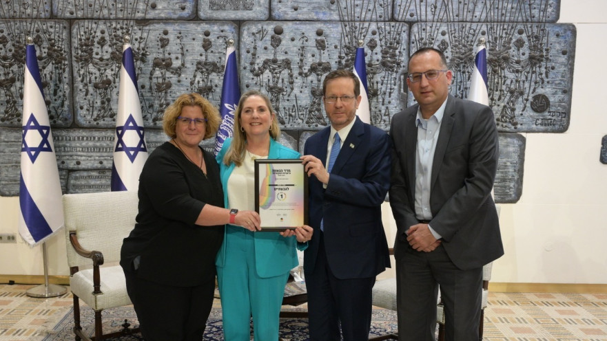 הנשיא הרצוג ורעייתו מיכל עם רן קוניק ואור-לי ניב. "יד מכוונת"