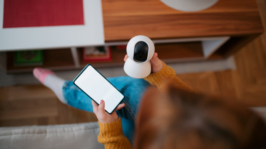 גילתה שבעלה לשעבר תיעד אותה במצלמות נסתרות - כמה פיצוי קיבלה?