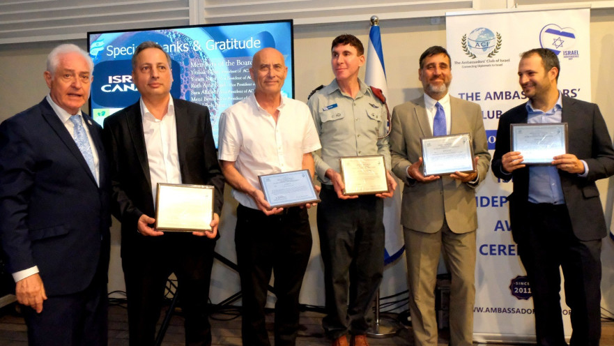 מימין: יותם פוליצר, עזרא אביב, אודי הלר, משה סיני, אבי בוסקילה, יצחק אלדן