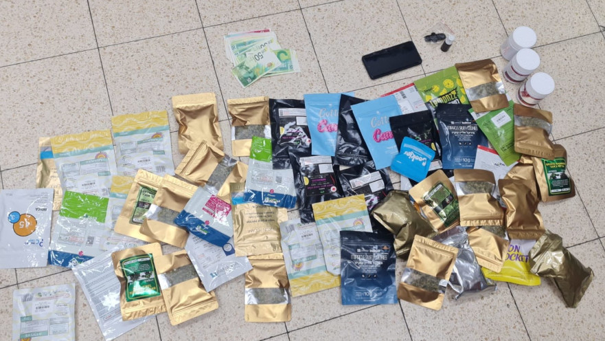 שקיות עם חומרים החשודים כסמים