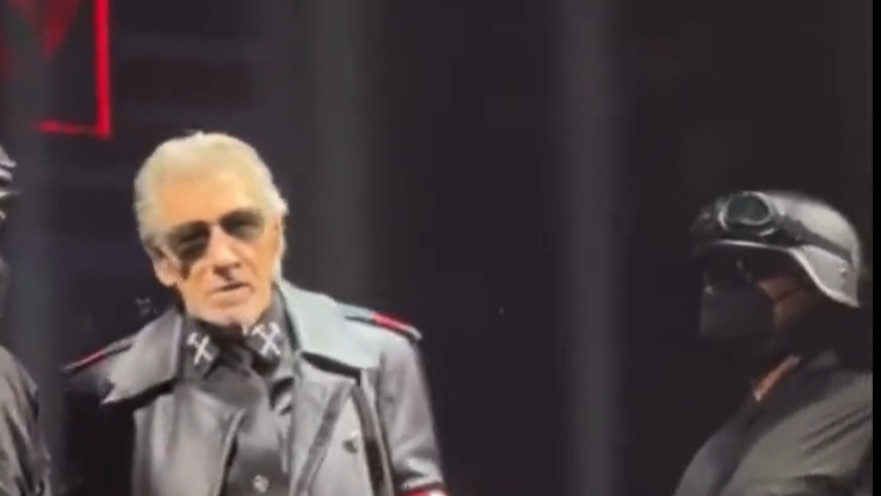 רוג'ר ווטרס בתלבושת הדומה למדים נאצים בברלין